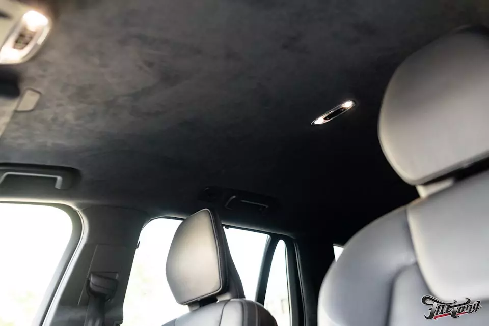 Volvo XC90. Перетяжка потолка в алькантару и ламинация карбоном деталей экстерьера.